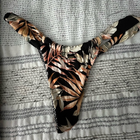 RipCurl cheeky bikini bottom - Picture 3 of 5